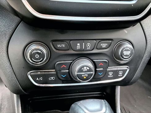 Used 2021 Jeep Cherokee Latitude Lux w/ Comfort/Convenience Group FWD image 25