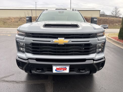 Used 2024 Chevrolet Silverado 2500 Custom w/ Custom Value Package image 4