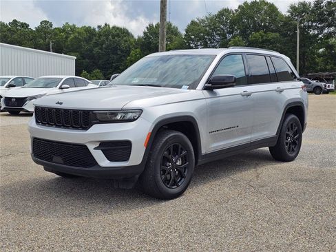 Used 2024 Jeep Grand Cherokee Altitude RWD image 2