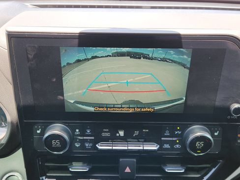 Used 2023 Toyota Highlander XLE FWD image 21