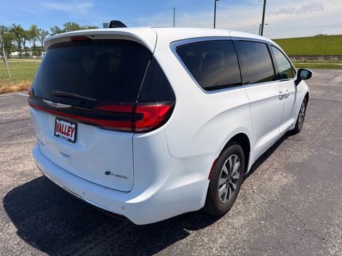 Used 2023 Chrysler Pacifica Touring-L FWD image 10