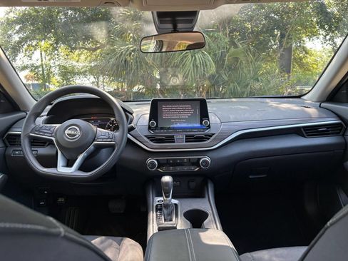 Used 2025 Nissan Altima 2.5 SV FWD image 33