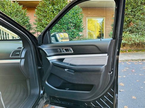 Used 2017 Ford Explorer XLT w/ Equipment Group 202A image 12