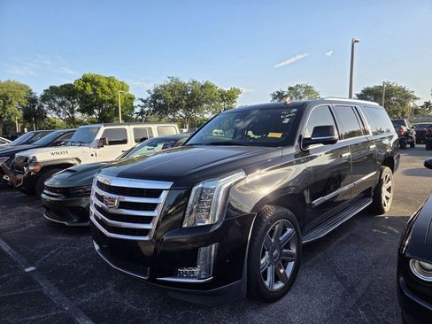 Used 2019 Cadillac Escalade ESV Luxury image 3