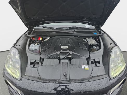 Used 2022 Porsche Cayenne Base image 35
