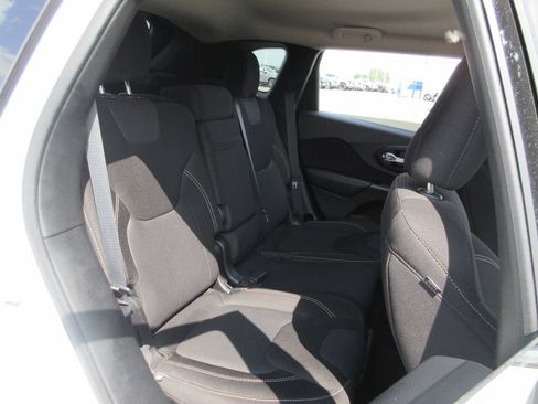 Used 2015 Jeep Cherokee Latitude w/ Cold Weather Group FWD image 21