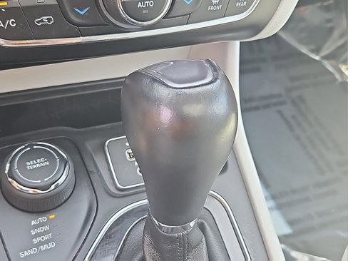 Used 2021 Jeep Cherokee Limited image 17