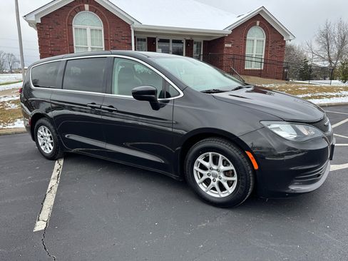 Used 2018 Chrysler Pacifica LX image 14