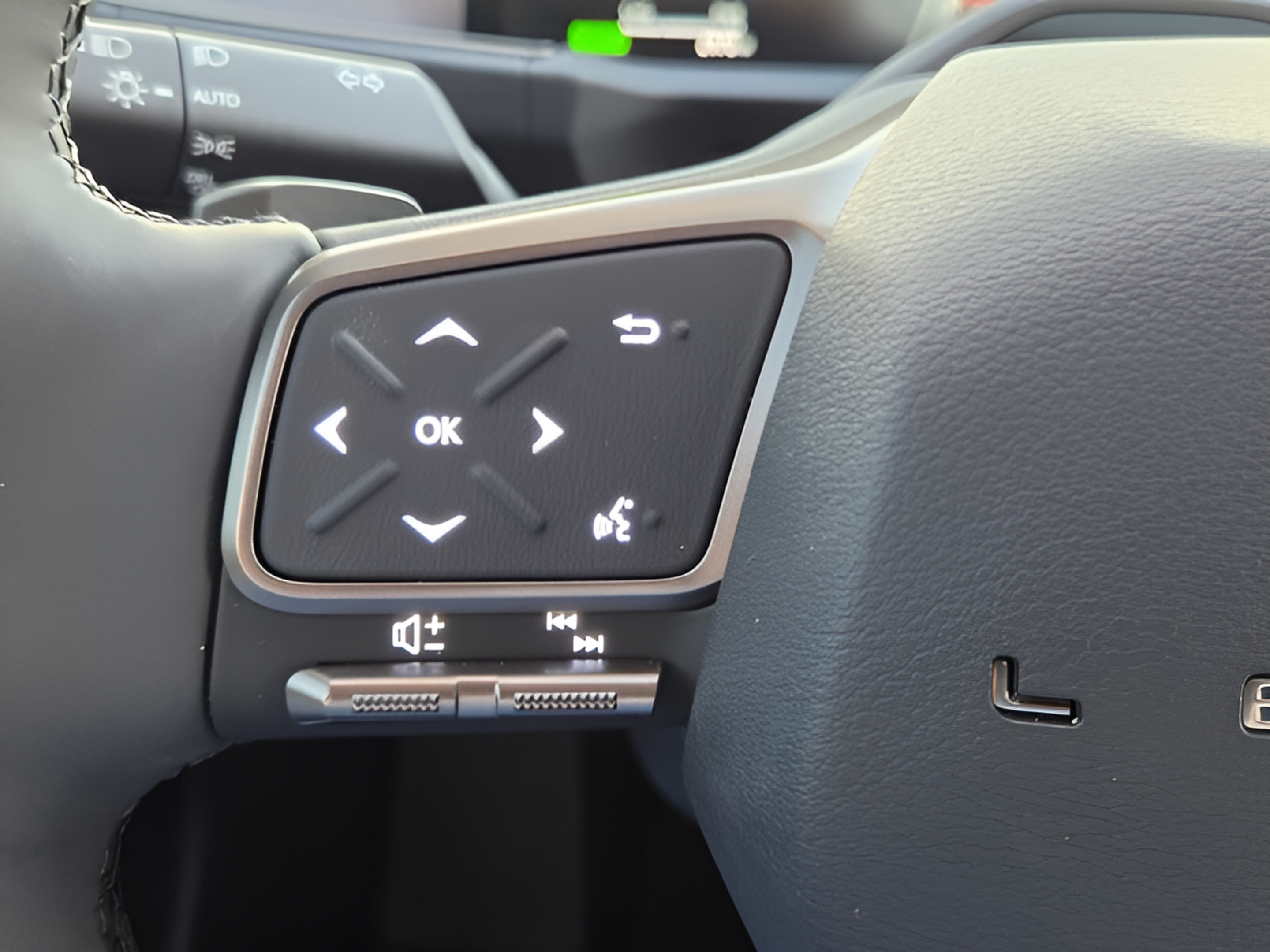 Used 2026 Lexus ES 350e w/ Accessory Package (Z2) FWD image 25