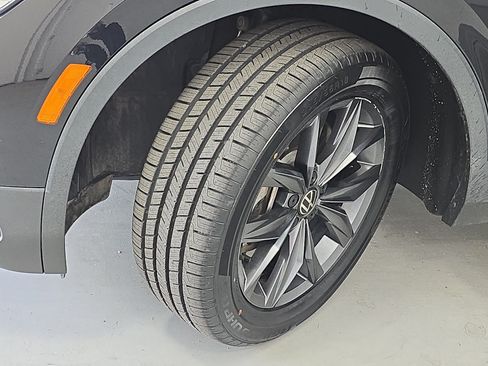 Used 2022 Volkswagen Tiguan SE w/ Panoramic Sunroof Package AWD/4WD image 33