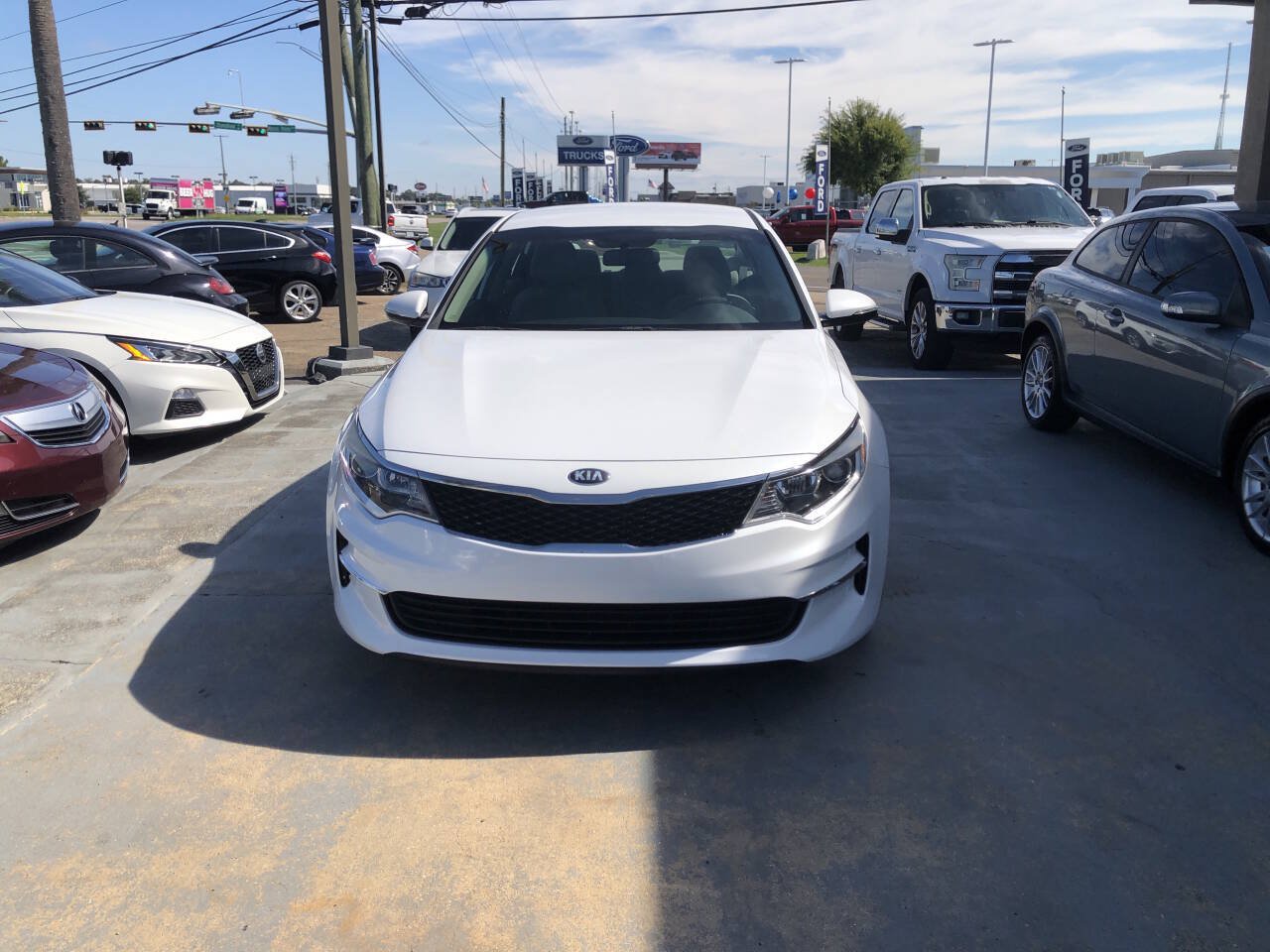 Used 2018 Kia Optima LX w/ 17" Alloy Wheels Package FWD image 6