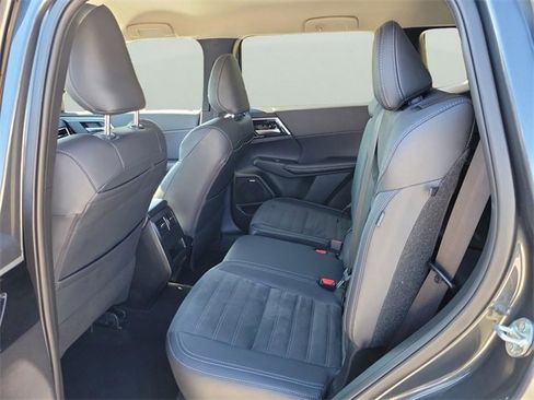Used 2025 Mitsubishi Outlander SE image 11