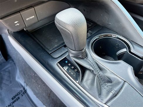 Used 2018 Toyota Camry LE image 16