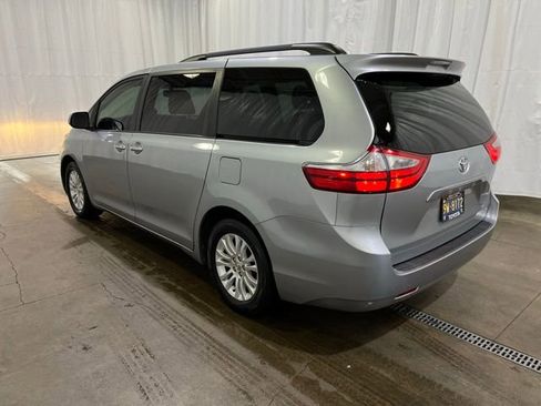 Certified 2017 Toyota Sienna XLE FWD image 5