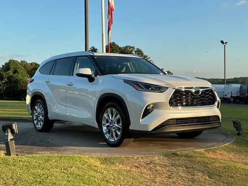 Used 2023 Toyota Highlander Limited FWD image 1