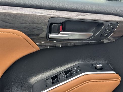 Used 2023 Toyota Highlander Platinum image 14