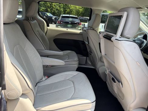Used 2020 Chrysler Pacifica Limited FWD image 12
