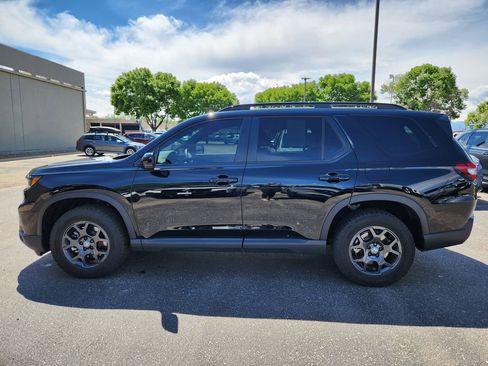 Used 2025 Honda Pilot TrailSport image 4