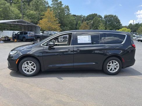 Used 2023 Chrysler Pacifica Touring-L FWD image 10