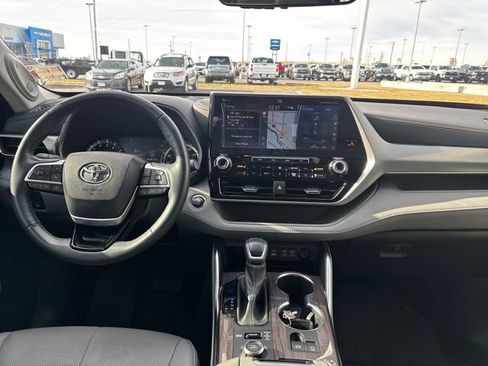 Used 2022 Toyota Highlander Platinum image 12