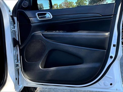 Used 2019 Jeep Grand Cherokee Altitude image 25