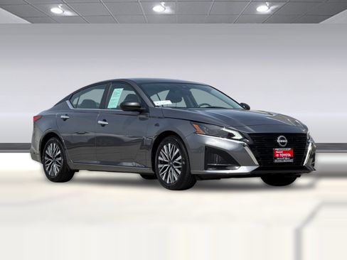 Used 2025 Nissan Altima 2.5 SV FWD image 6