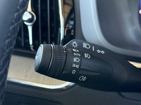 Used 2025 Volvo XC60 B5 Plus image 37