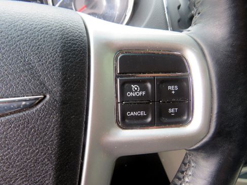 Used 2015 Chrysler Town & Country Touring image 12