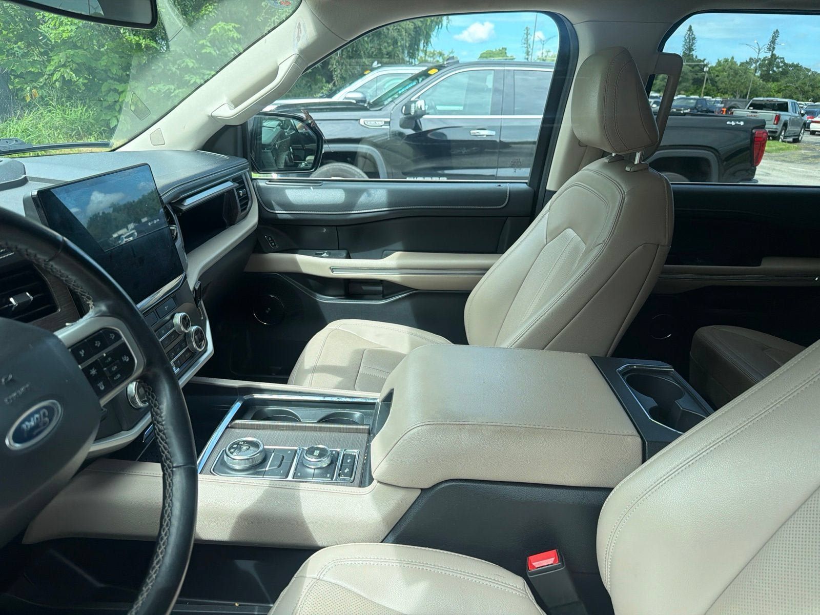 Used 2024 Ford Expedition Limited AWD/4WD image 5