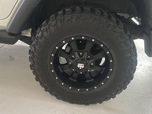 Used 2011 Jeep Wrangler Unlimited Rubicon w/ Dual Top Group AWD/4WD image 30