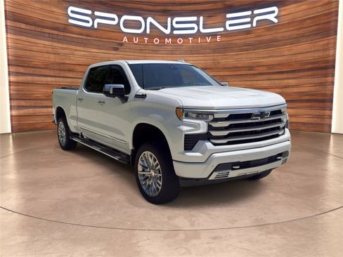 Used 2025 Chevrolet Silverado 1500 High Country w/ High Country Premium Package AWD/4WD image 9