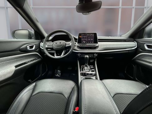 Used 2025 Jeep Compass Latitude image 16