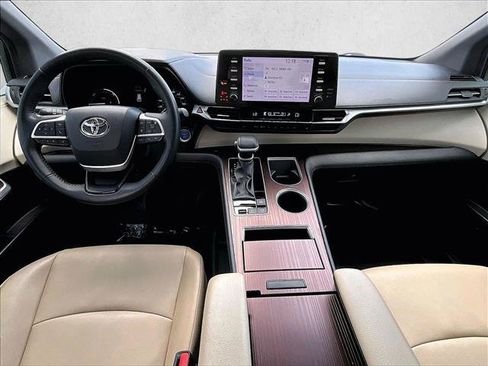 Used 2024 Toyota Sienna XLE FWD image 16