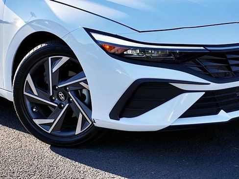 Certified 2025 Hyundai Elantra Sport FWD image 4