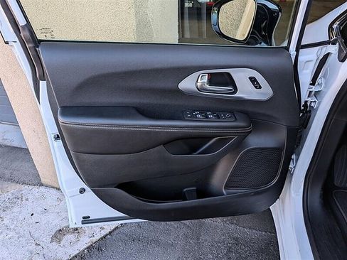 Used 2026 Chrysler Pacifica Limited FWD image 18