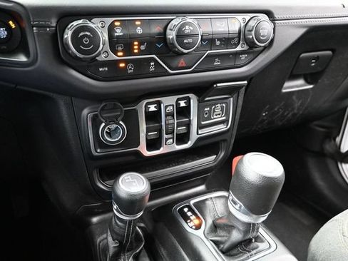 Used 2025 Jeep Wrangler Unlimited Sahara AWD/4WD image 43