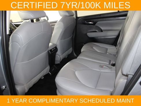Used 2022 Toyota Highlander XLE FWD image 12