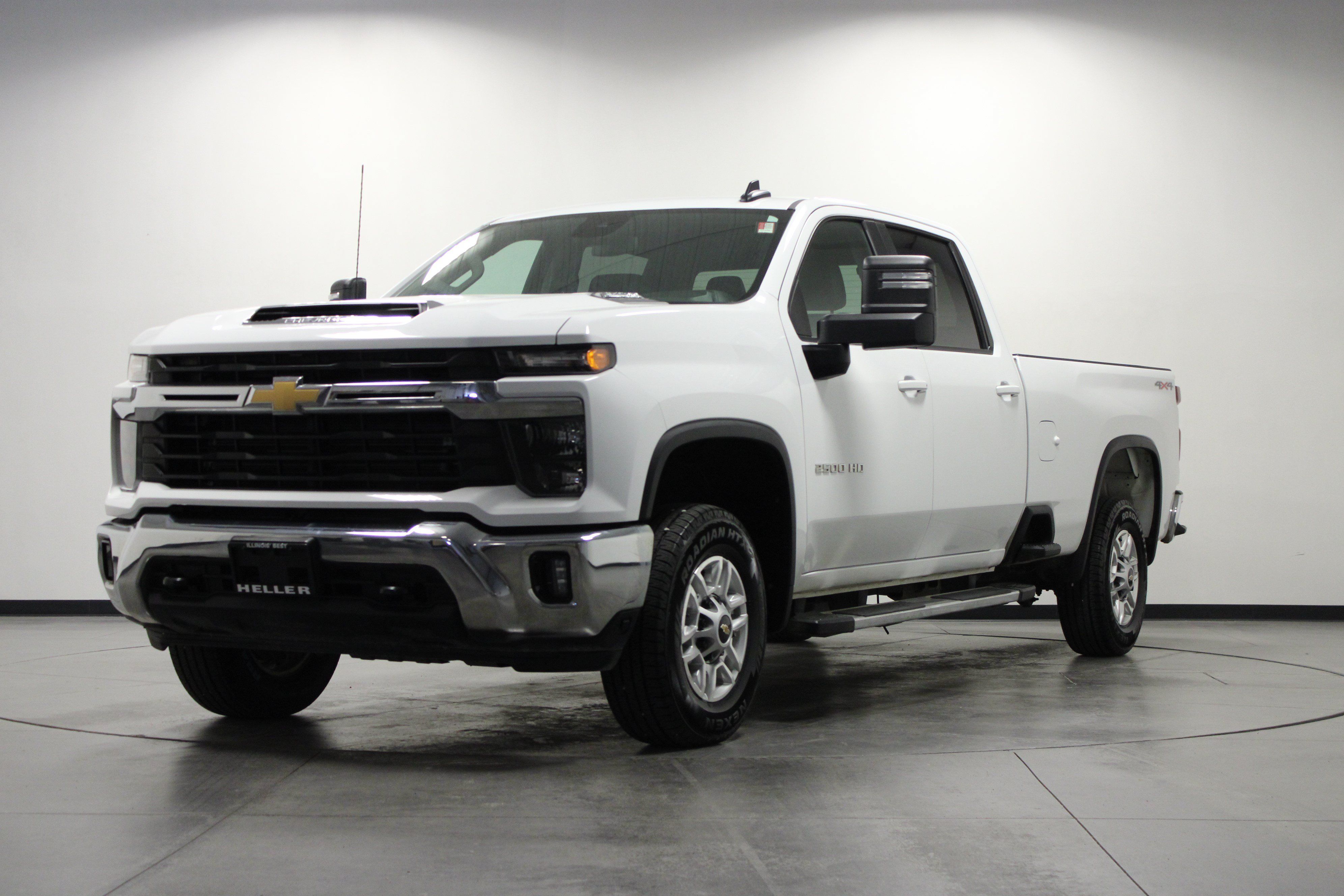Used 2025 Chevrolet Silverado 2500 LT w/ Convenience Package AWD/4WD image 8