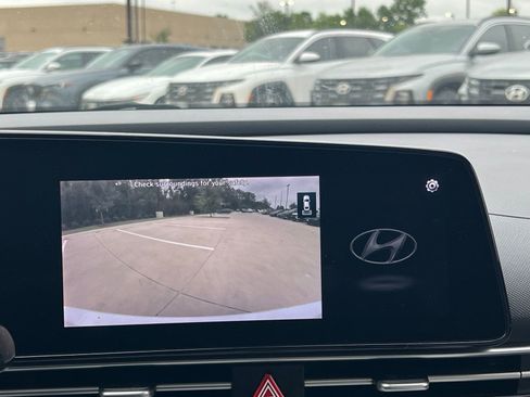 Used 2021 Hyundai Elantra Limited FWD image 32