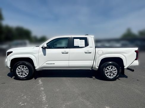 Used 2024 Toyota Tacoma SR5 AWD/4WD image 5
