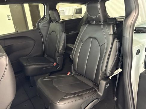 New 2027 Chrysler Pacifica Select AWD/4WD image 18