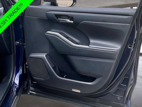 Used 2021 Toyota Highlander XLE AWD/4WD image 29