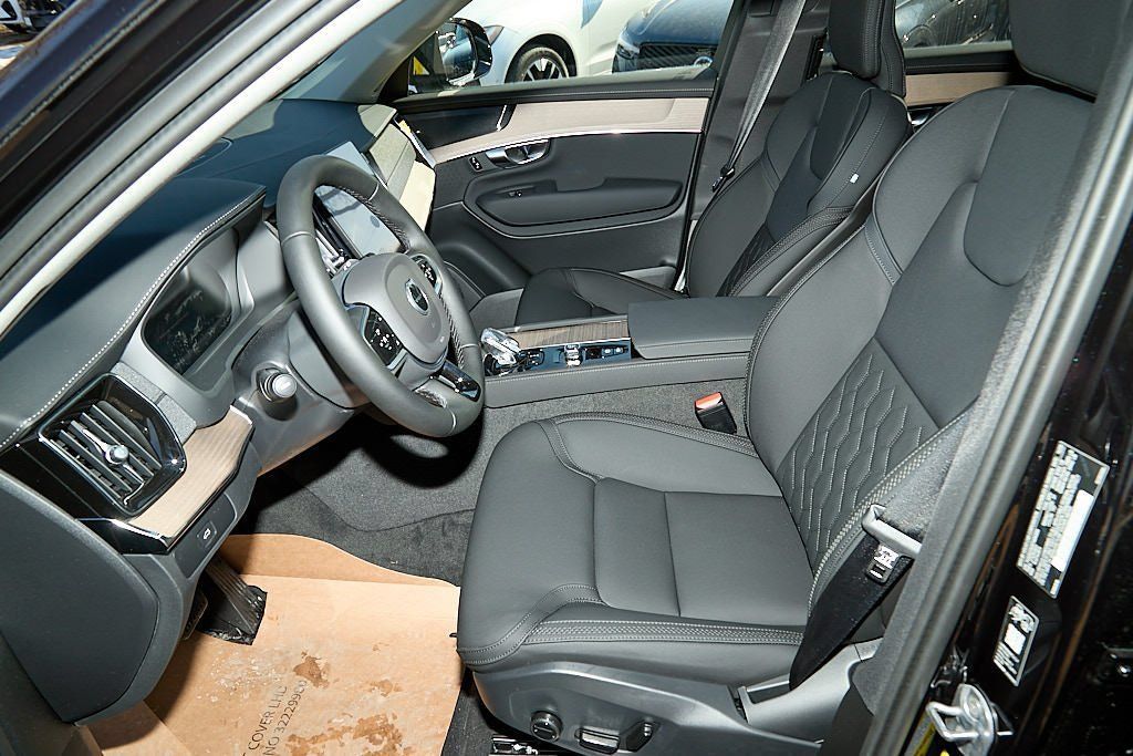 New 2026 Volvo XC90 B6 Plus w/ Protection Package Premier AWD/4WD image 17