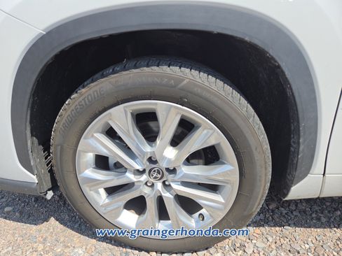Used 2022 Toyota Highlander Limited FWD image 7