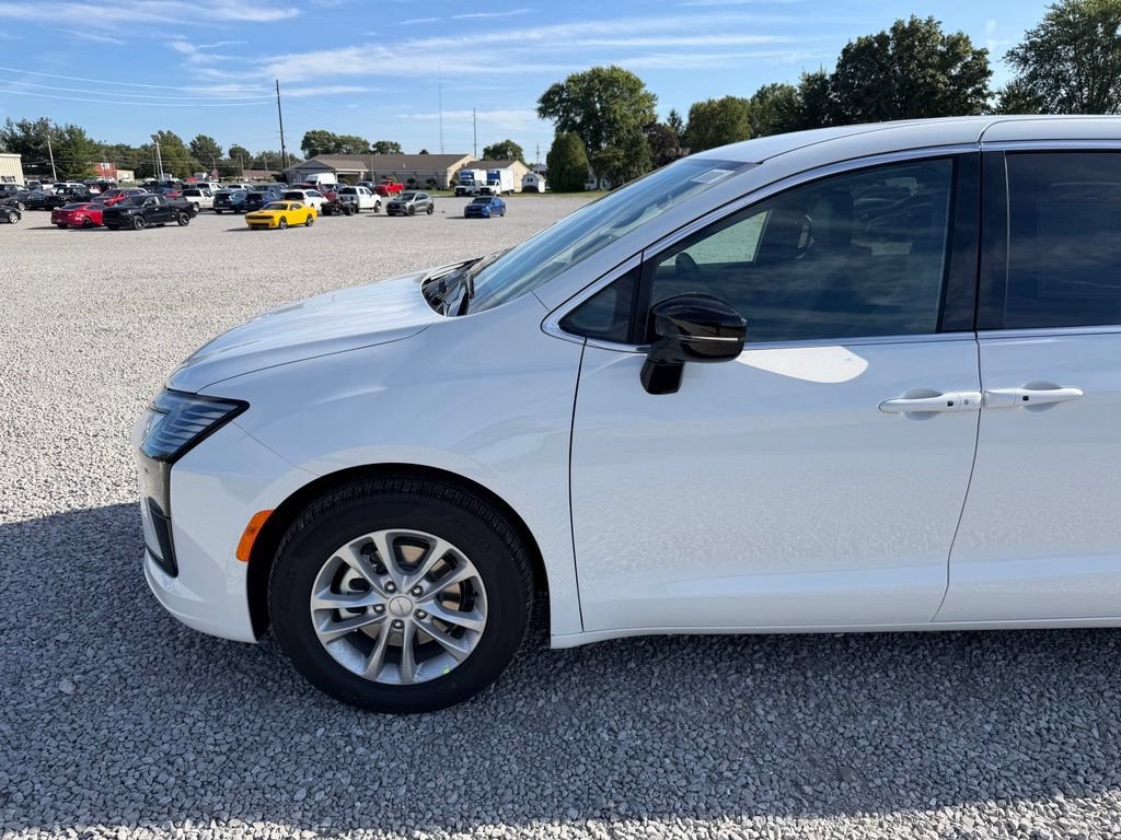 New 2027 Chrysler Pacifica Select FWD image 27