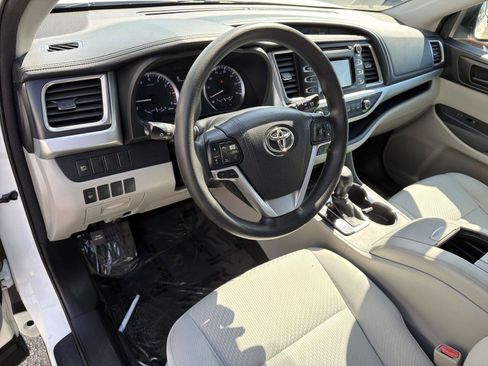 Used 2017 Toyota Highlander LE FWD image 9