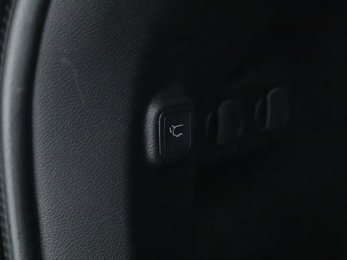 Used 2019 Jeep Cherokee Latitude Plus w/ Comfort/Convenience Group image 19