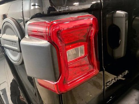 Used 2025 Jeep Wrangler Sahara image 29