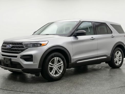 Used 2024 Ford Explorer XLT w/ Equipment Group 202A RWD image 3