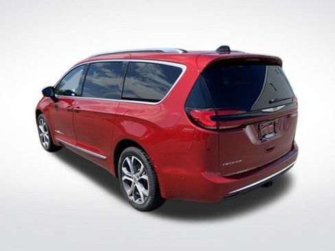 Used 2025 Chrysler Pacifica Pinnacle w/ Trailer Tow Group AWD/4WD image 3